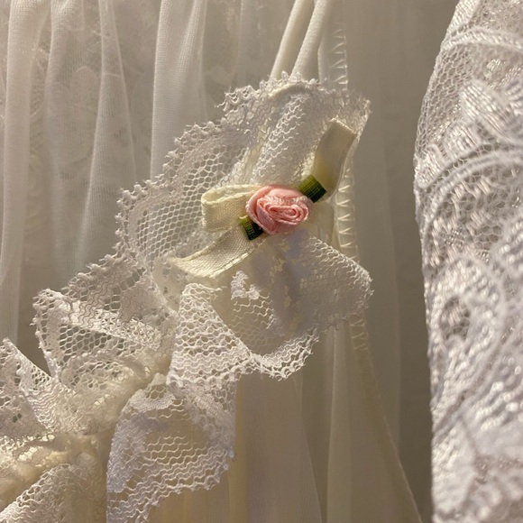 ๐Vintage 1980s White Lace Peignoir Set - Robe and Gown - Picture 5 of 12